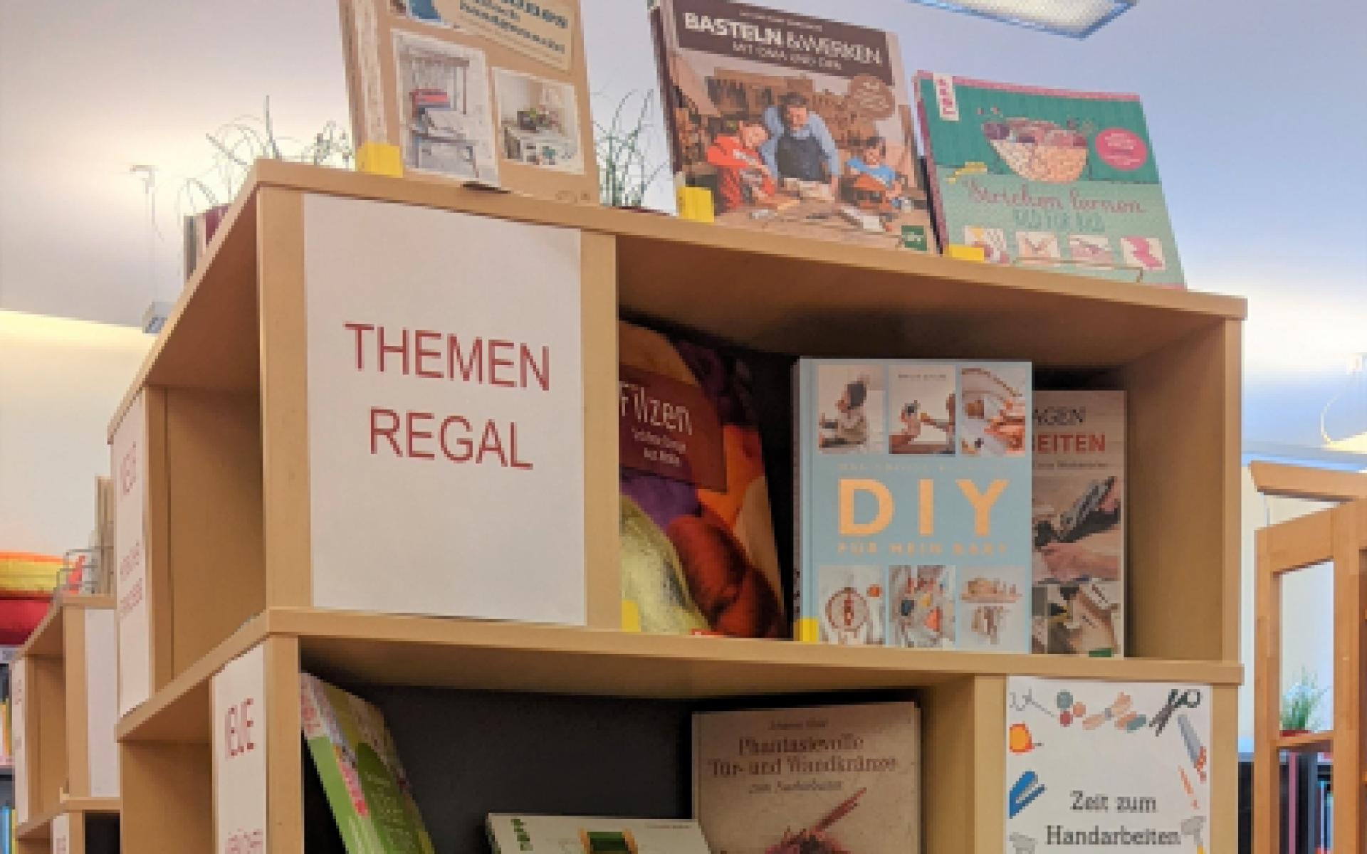 Themenregal der Stadtbibliothek Berndorf