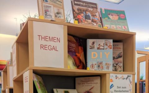 Themenregal der Stadtbibliothek Berndorf
